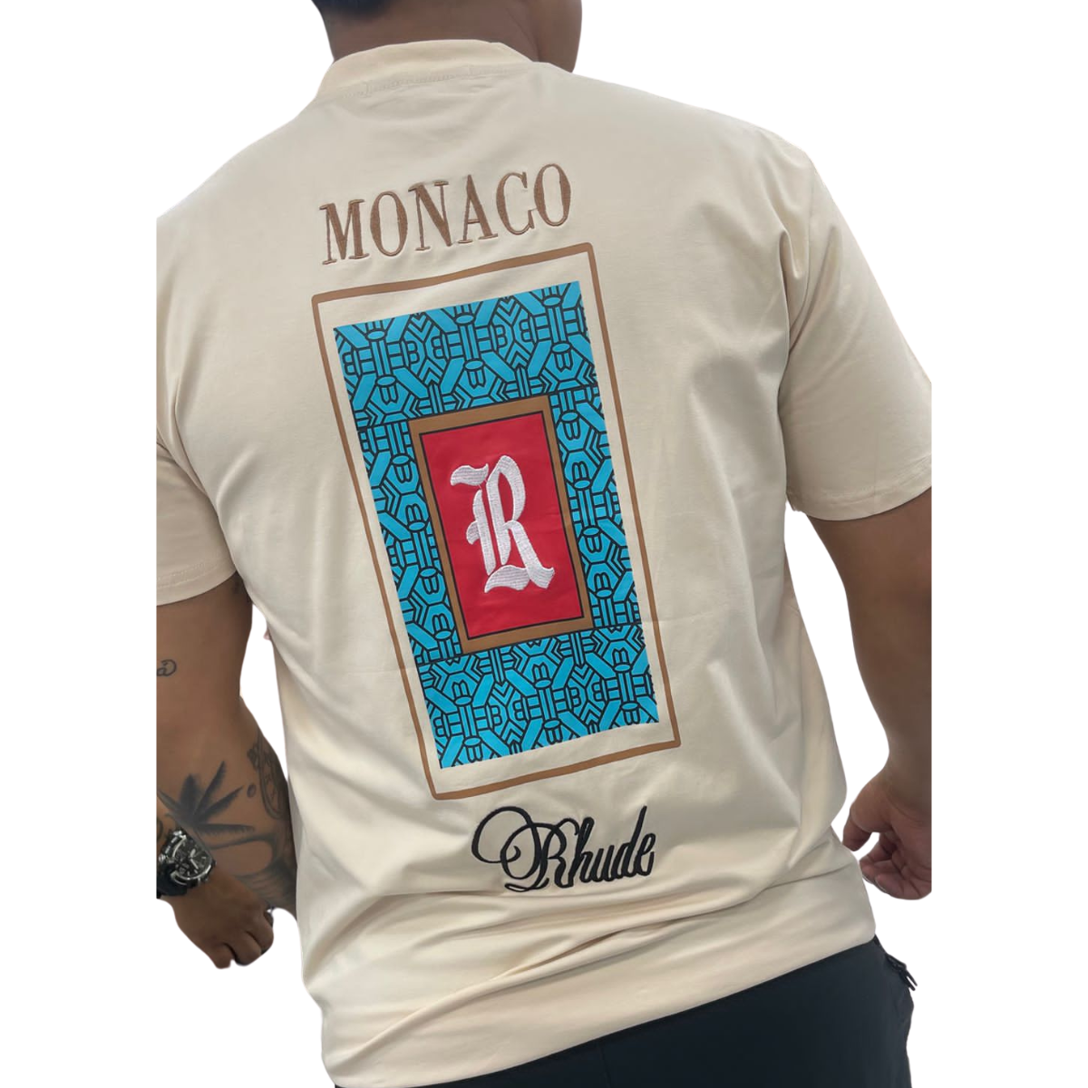 Comprar Camiseta Monaco Rhude Playera Hombre en Onlineshoppingcenterg. Si estás buscando comprar camiseta Monaco Rhude playera hombre, en Onlineshoppingcenterg encontrarás las mejores opciones de esta marca de lujo, conocida por su estilo moderno y urbano. Aquí podrás obtener una camiseta Rhude auténtica para elevar tu estilo, con la garantía de calidad y originalidad.  ¿Por Qué Elegir una Camiseta Monaco Rhude para Hombre? Las camisetas Rhude son famosas por su diseño innovador y su calidad. La marca Rhude ha ganado popularidad por combinar el estilo urbano con elementos de lujo, brindando a quienes la usan una imagen única y actual. Esta ropa Rhude es perfecta para quienes quieren destacar y expresar su personalidad a través de su vestimenta.  Beneficios de Comprar una Camiseta Monaco Rhude. Diseño Exclusivo: Rhude se caracteriza por sus diseños únicos, inspirados en la moda callejera de alta calidad. Calidad Superior: Las camisetas Rhude están hechas con materiales premium, lo que garantiza su durabilidad. Estilo Versátil: Las camisetas Rhude para hombre pueden combinarse fácilmente con otros estilos de ropa, desde jeans hasta shorts y chaquetas. Preguntas Frecuentes sobre la Camiseta Monaco Rhude 1. ¿De Dónde Es Rhude? Rhude es una marca de moda de lujo con sede en Los Ángeles, Estados Unidos. Fundada por el diseñador Rhuigi Villaseñor, Rhude ha ganado reconocimiento mundial por su enfoque en la moda callejera con un toque sofisticado y de alta calidad.